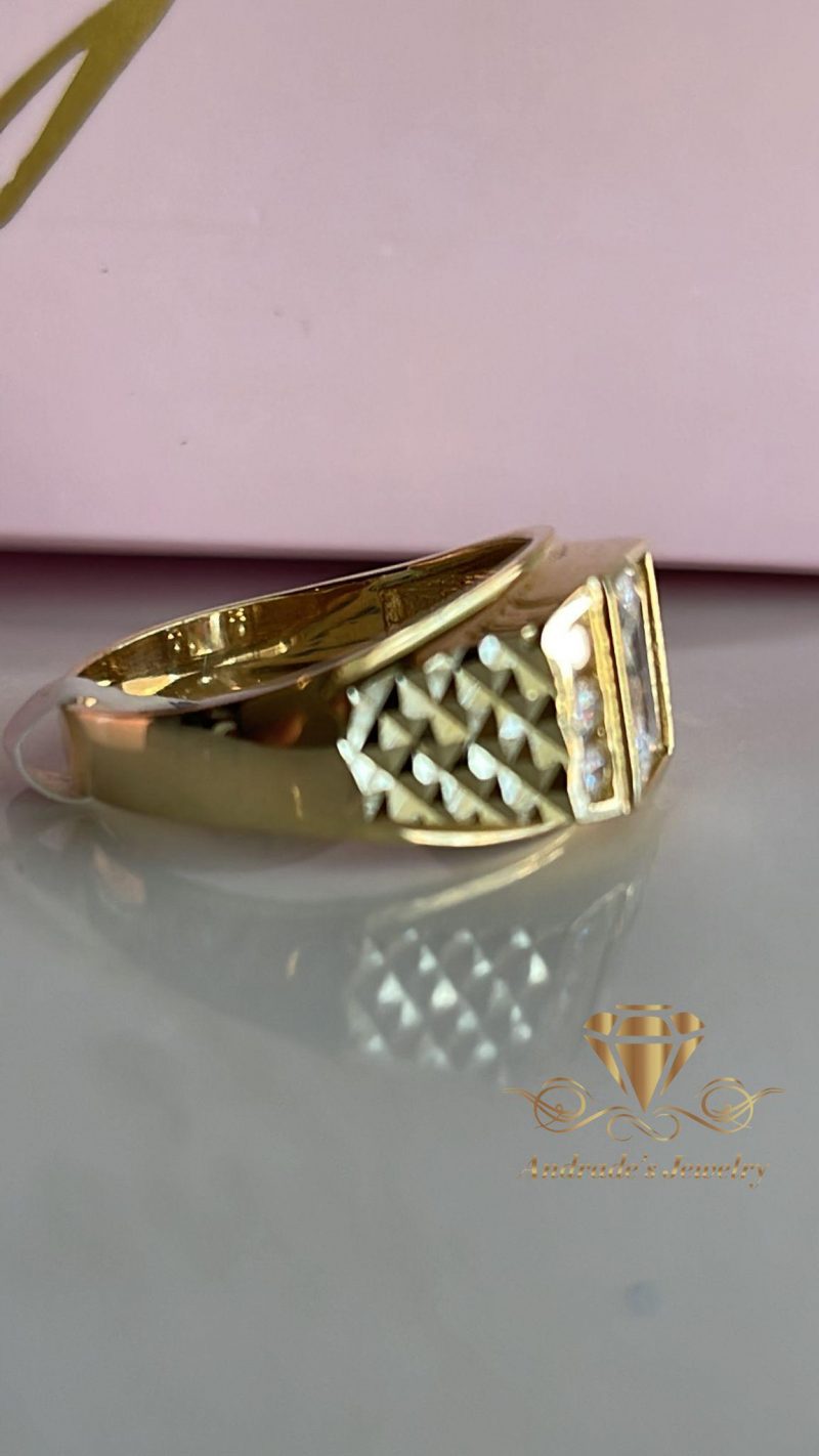 Anillo en oro amarillo con piedras blancas para caballero