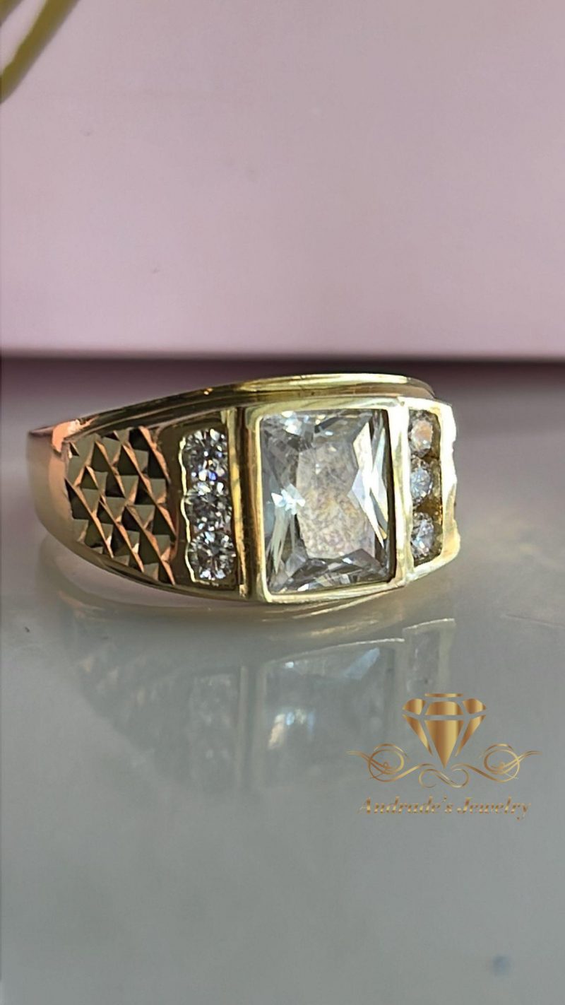 Anillo en oro amarillo con piedras blancas para caballero