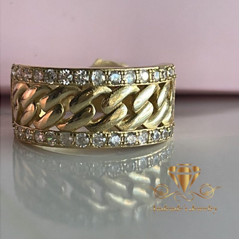 Anillo en oro amarillo con piedras blancas