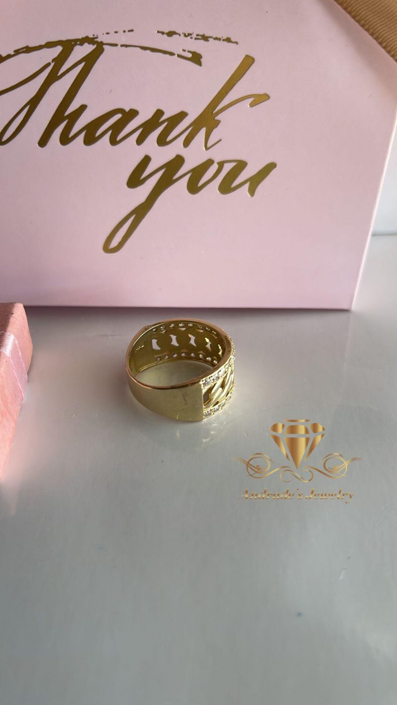 Anillo en oro amarillo con piedras blancas