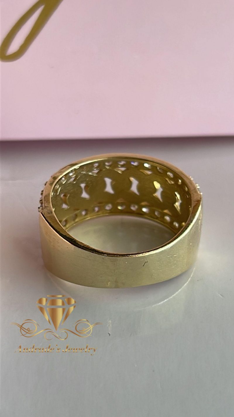 Anillo en oro amarillo con piedras blancas