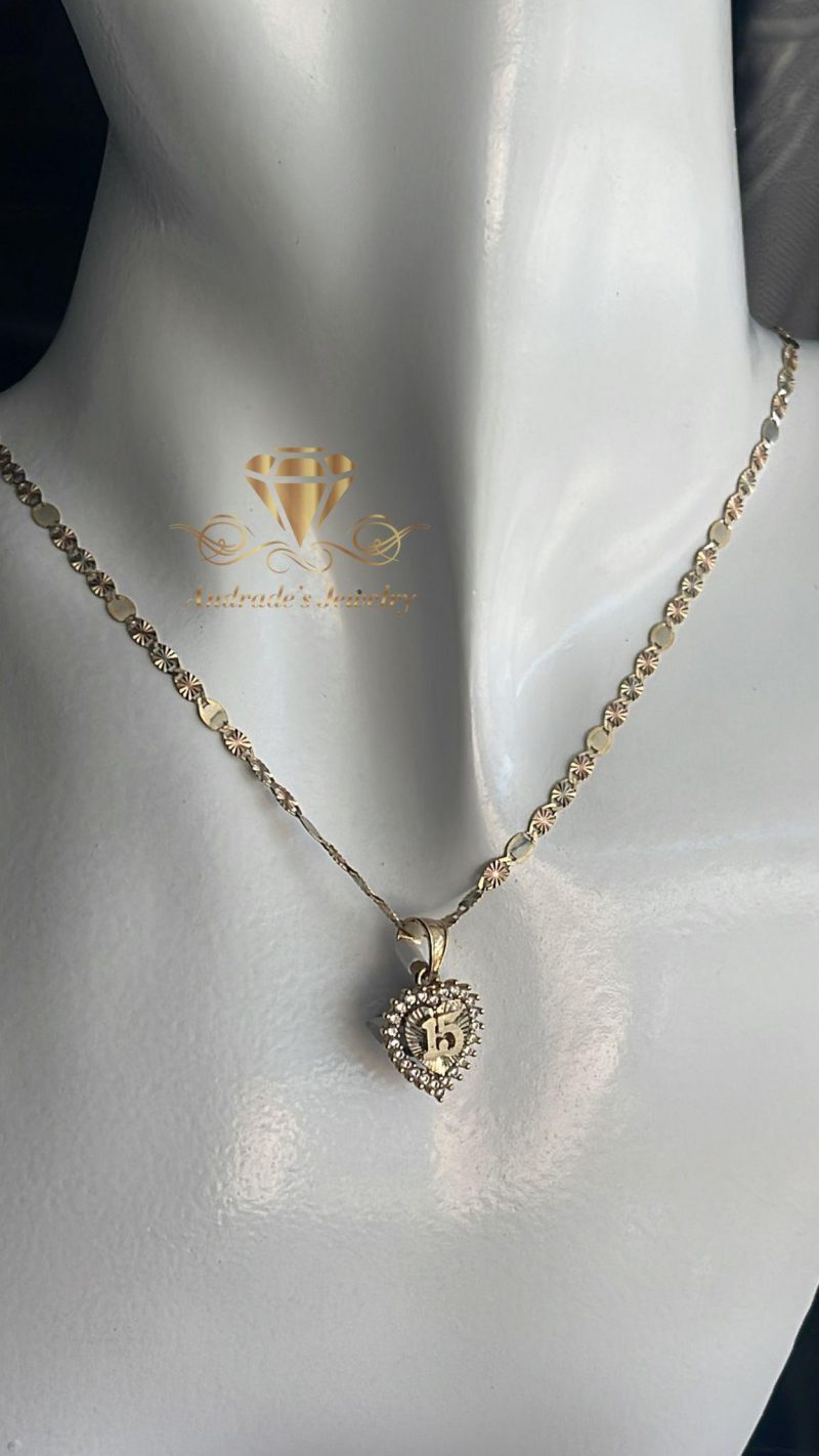 Dije de quinceañera 1.9gr y Cadena tres oros
