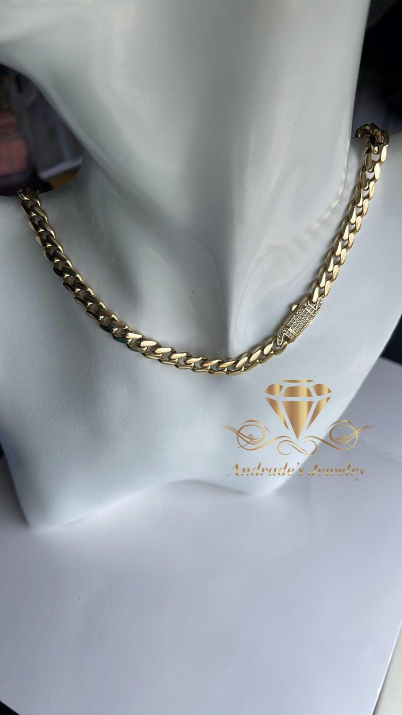 Cadena cubana con piedras en el broche
