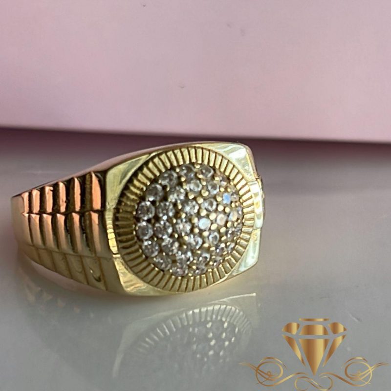 Anillo en oro amarillo con piedras blancas para caballero