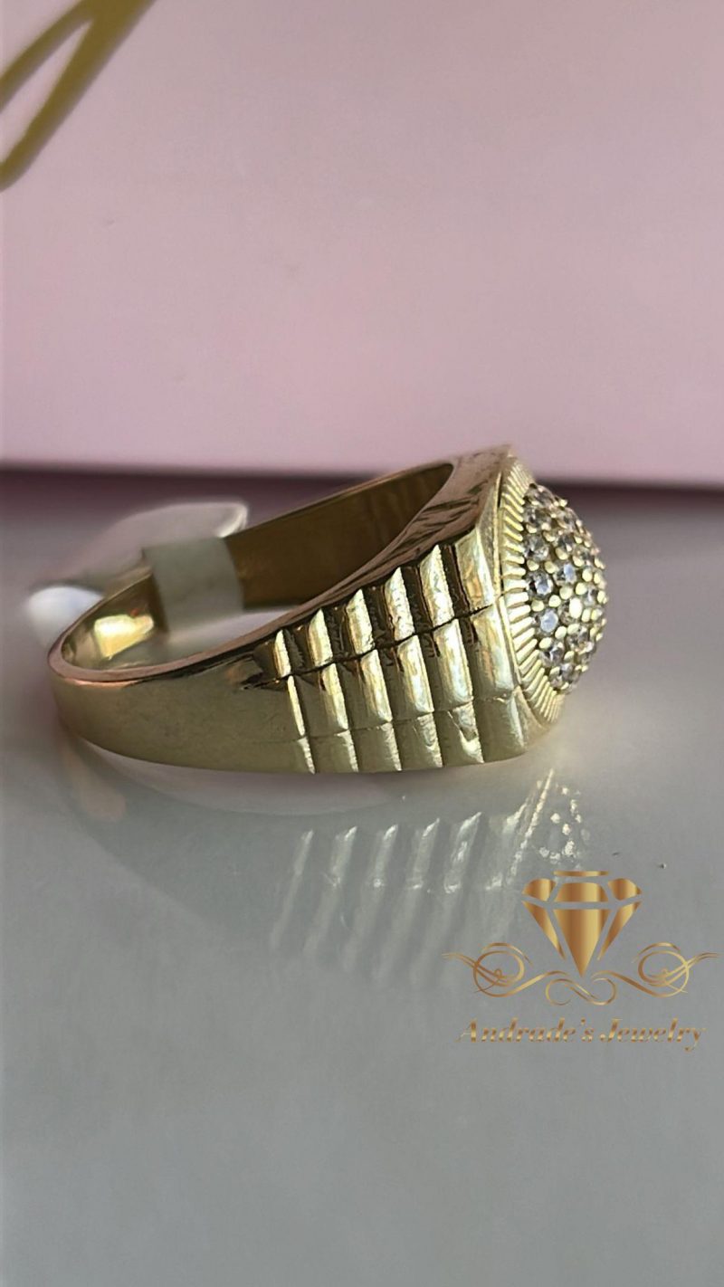 Anillo en oro amarillo con piedras blancas para caballero