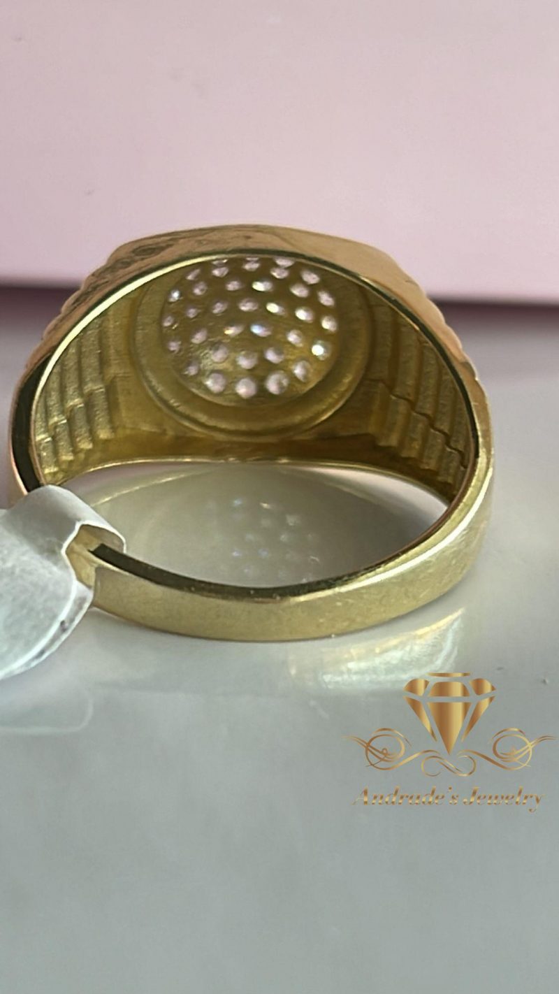 Anillo en oro amarillo con piedras blancas para caballero