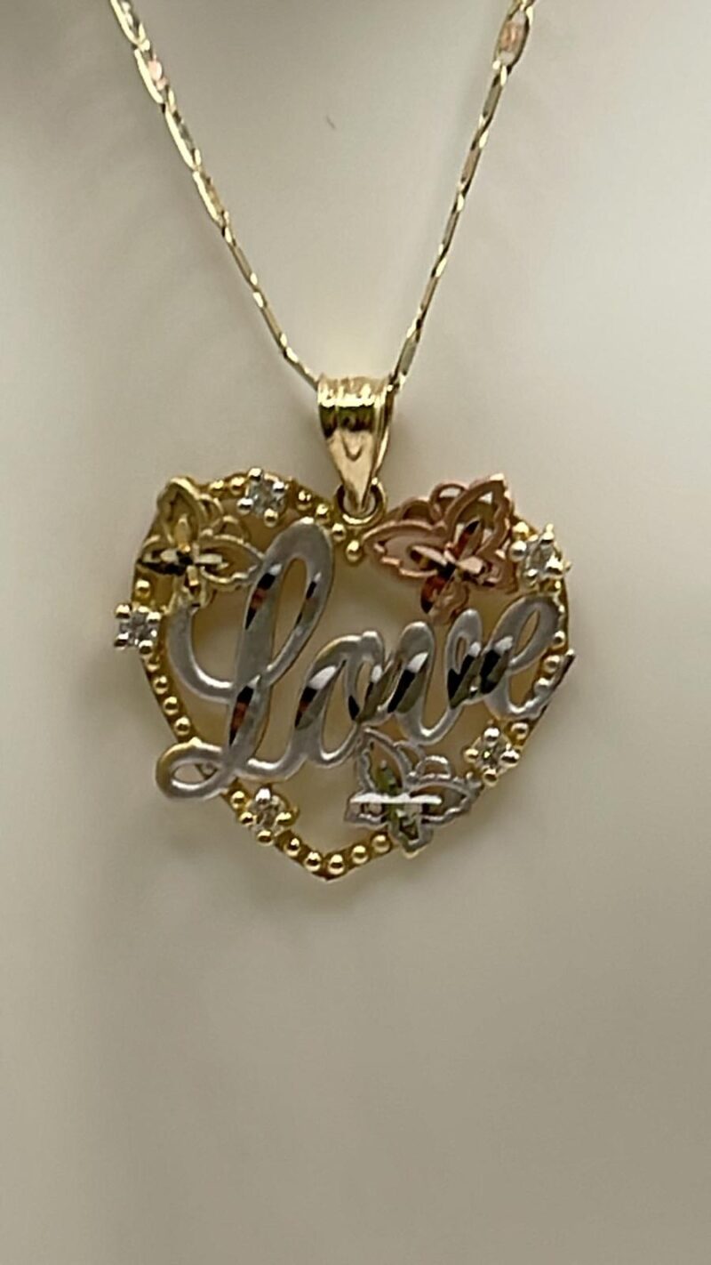 Corazón con la palabra Love en tres oros