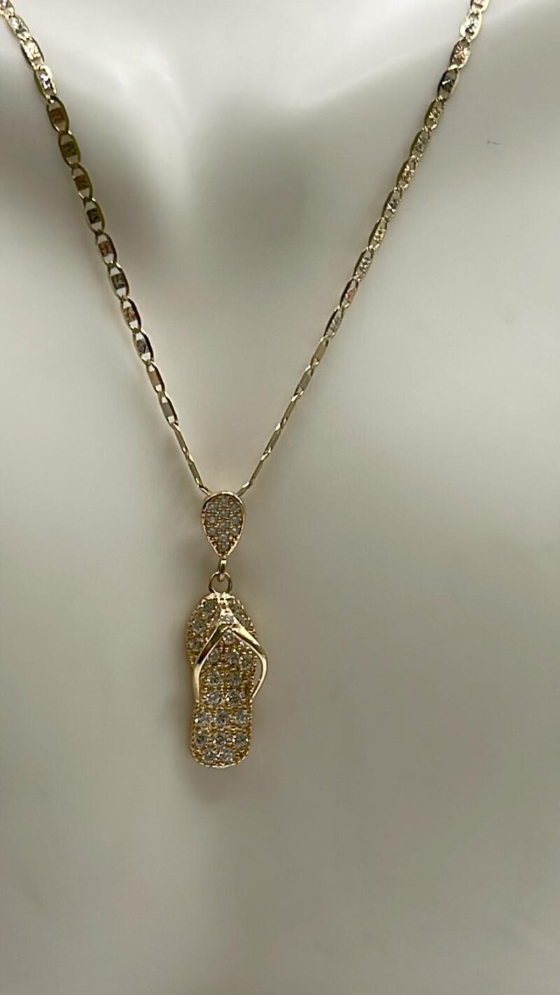 Dije de sandalia con piedras blancas