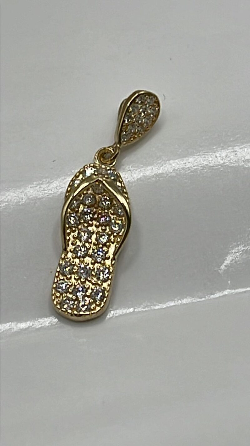 Dije de sandalia con piedras blancas