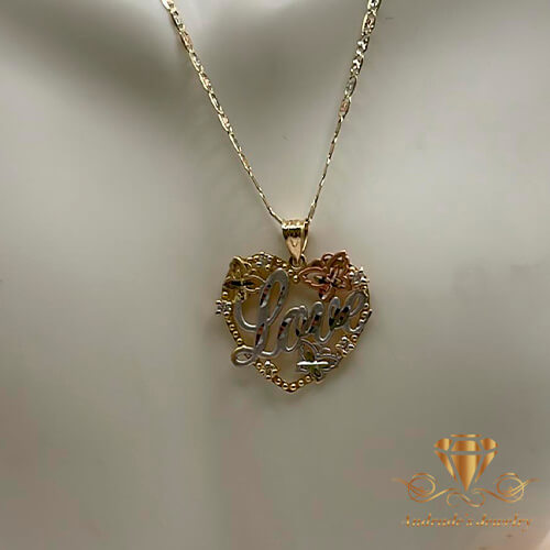 Corazón con la palabra Love en tres oros