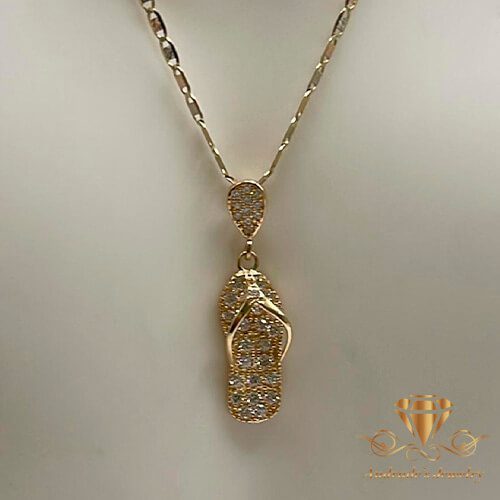 Dije de sandalia con piedras blancas