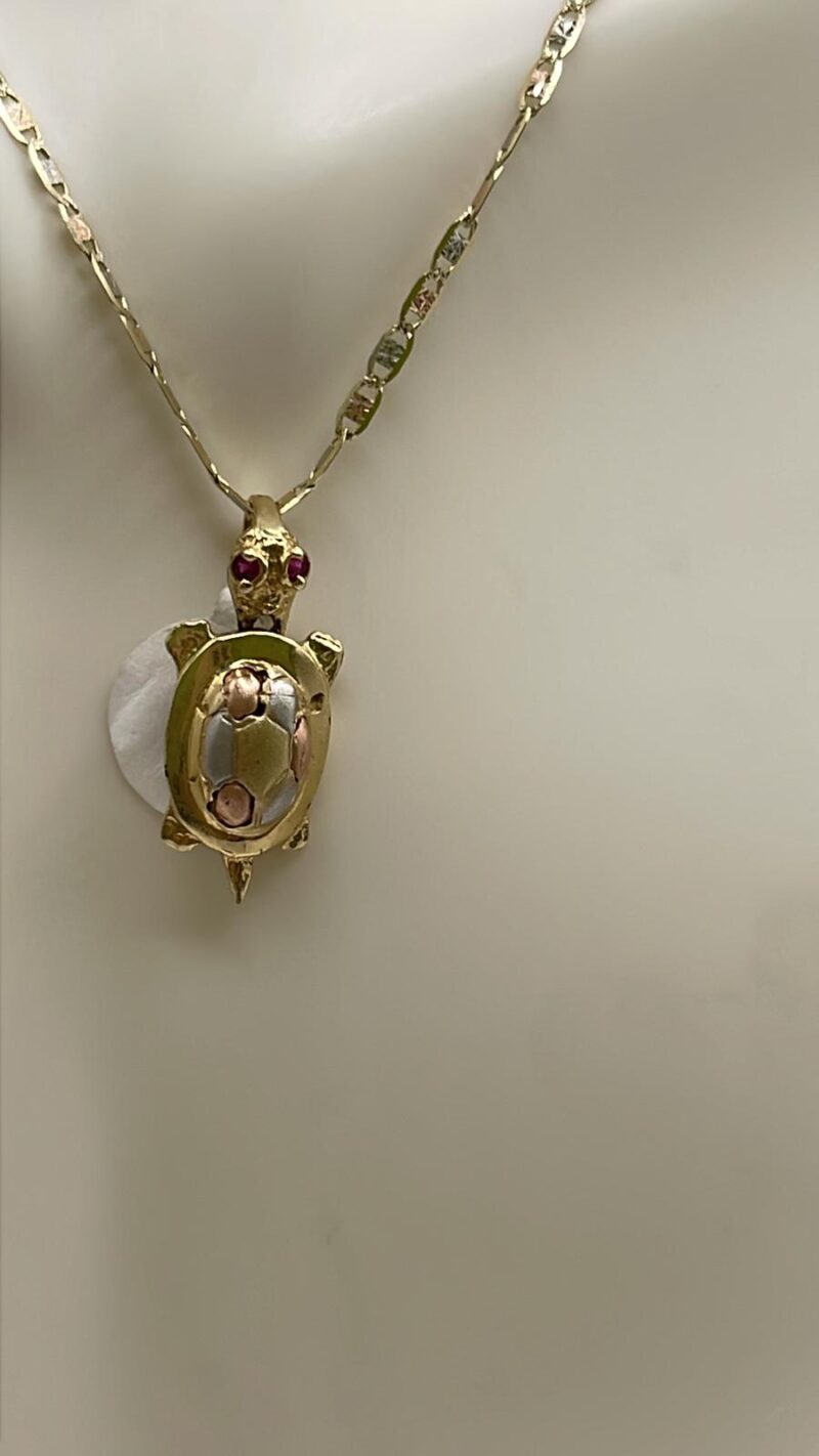 Dije de tortuga tres oros