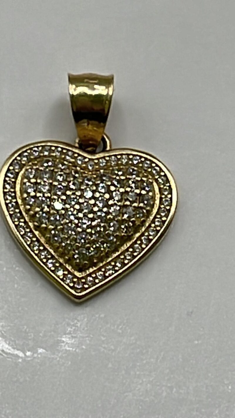 Corazón en oro amarillo con piedras blancas